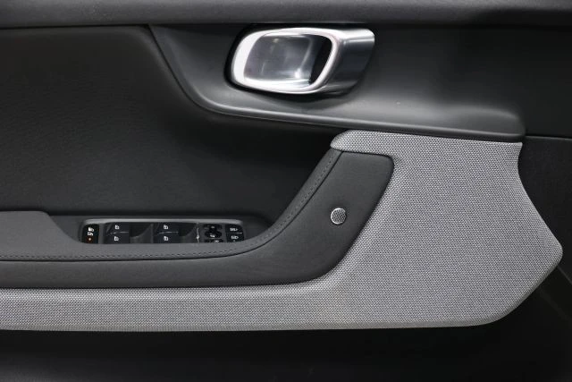 2022 Polestar 2 - Image 10 of 12