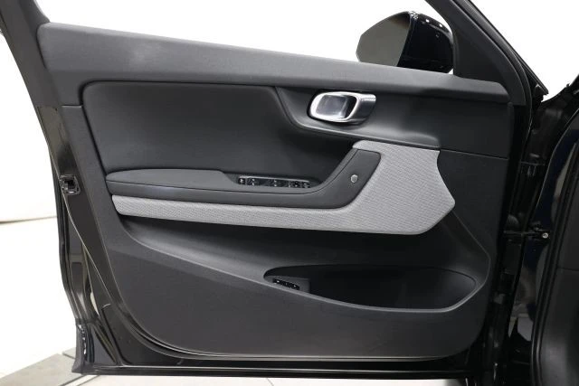 2022 Polestar 2 - Image 9 of 12