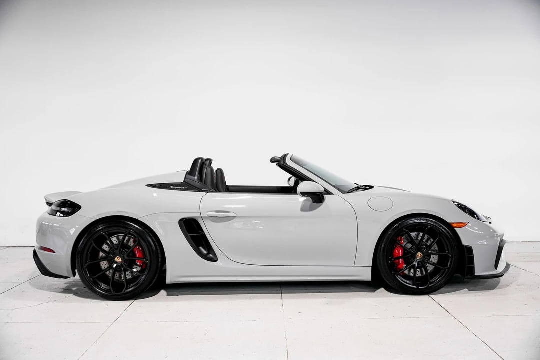 2022 Porsche - Image 2 of 31