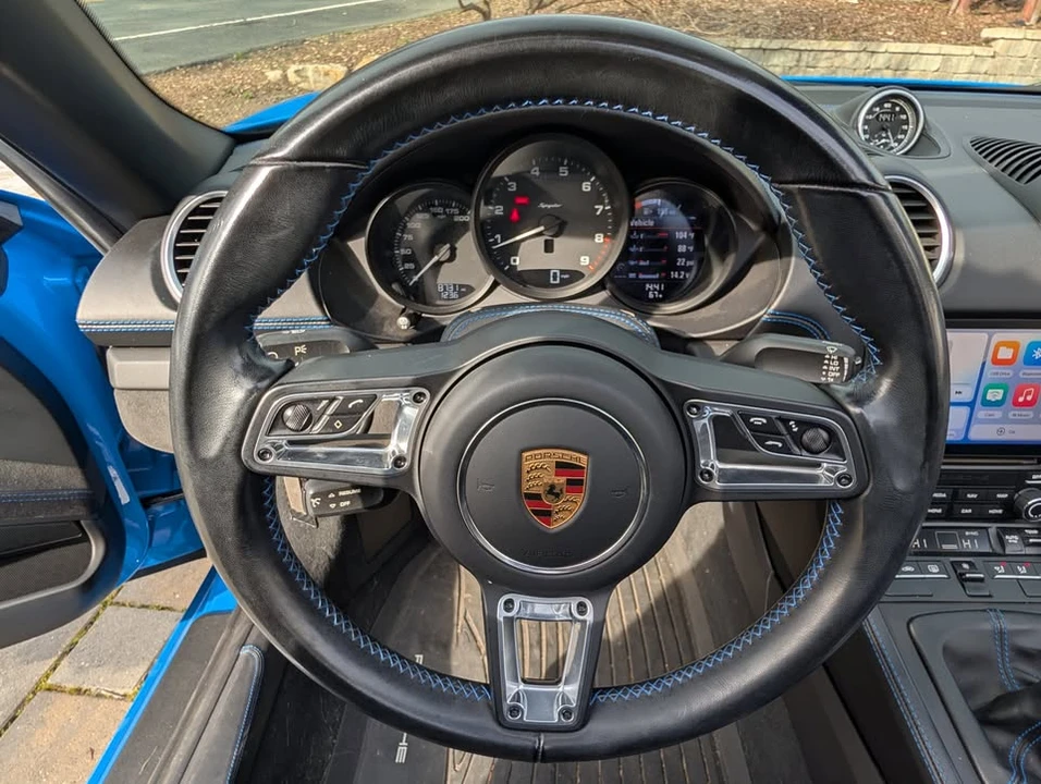 2022 Porsche - Image 18 of 19