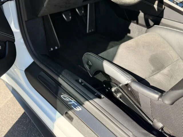 2022 Porsche 992 GT3 - Image 17 of 31