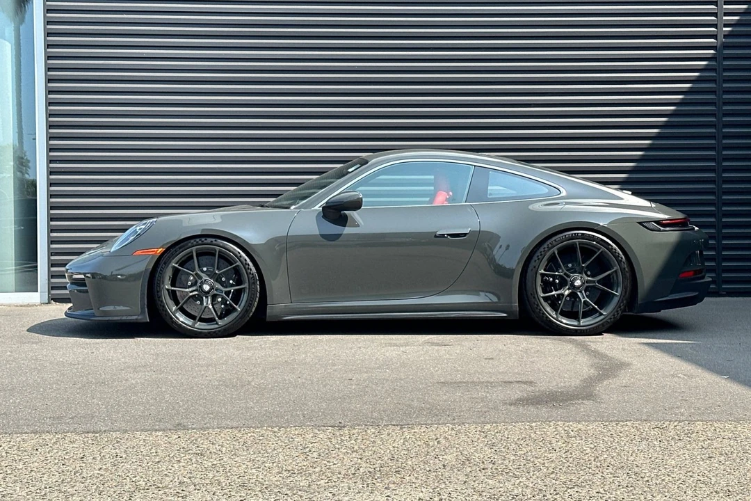 2022 Porsche - Image 2 of 31