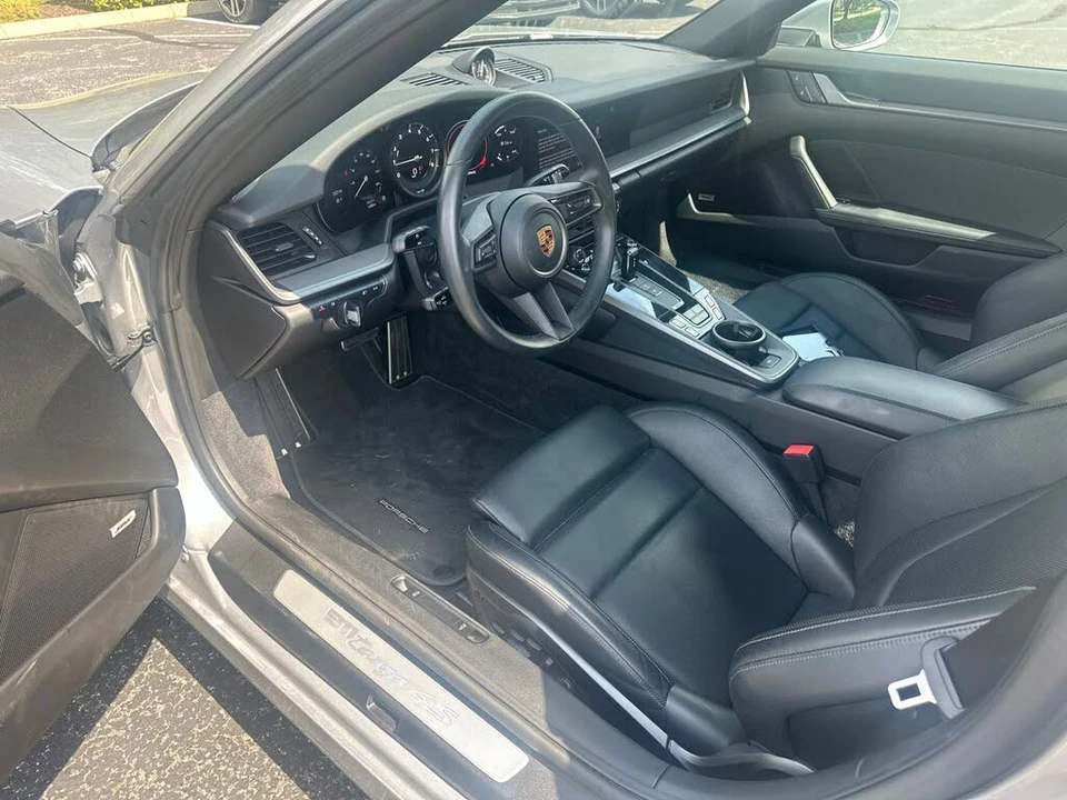 2022 Porsche 992 Targa 4 & 4S - Image 8 of 9