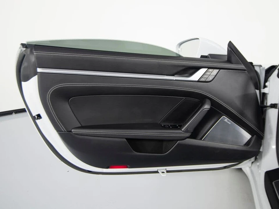 2022 Porsche 992 Targa 4 & 4S - Image 19 of 31