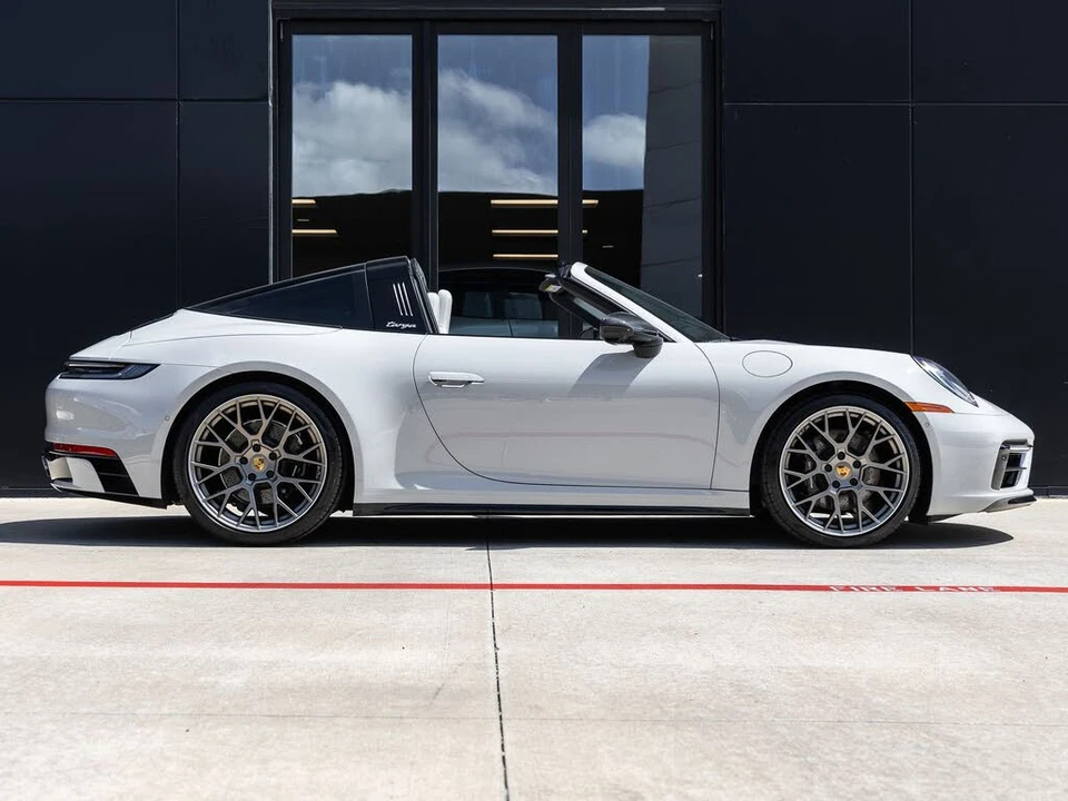 2022 Porsche 992 Targa 4 & 4S - Image 12 of 31