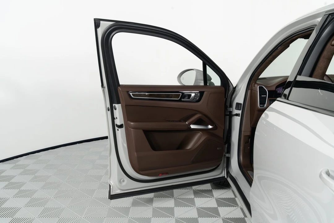2022 Porsche 9Y0/9Y3 Cayenne Turbo - Image 9 of 31