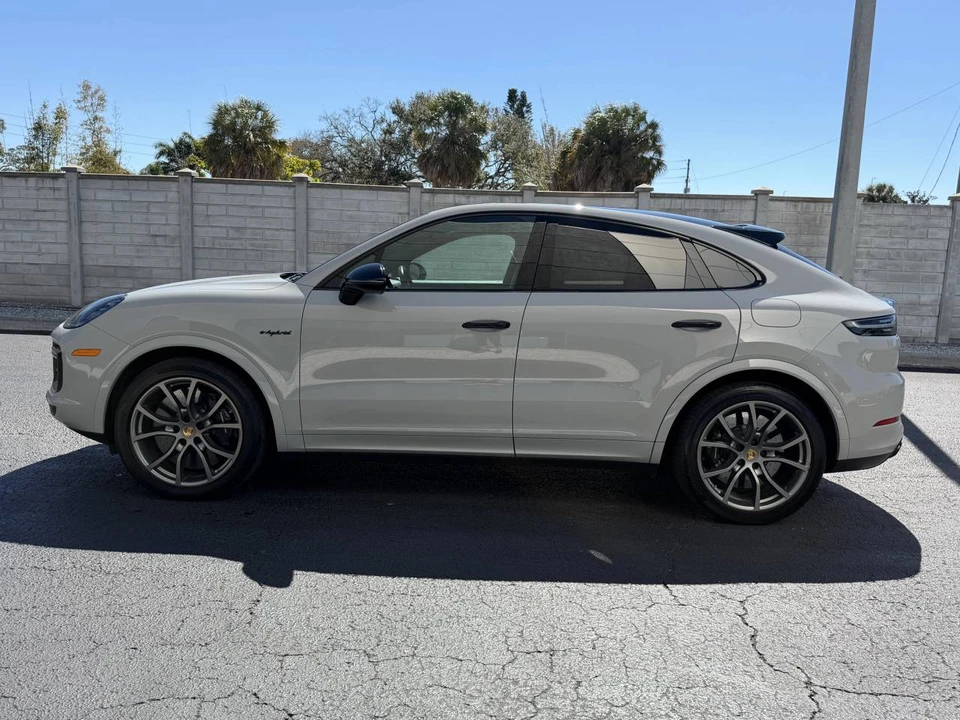 2022 Porsche Cayenne - Image 2 of 5