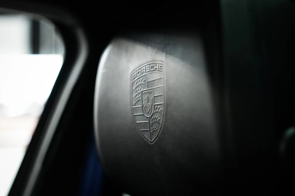 2022 Porsche Macan - Image 17 of 19