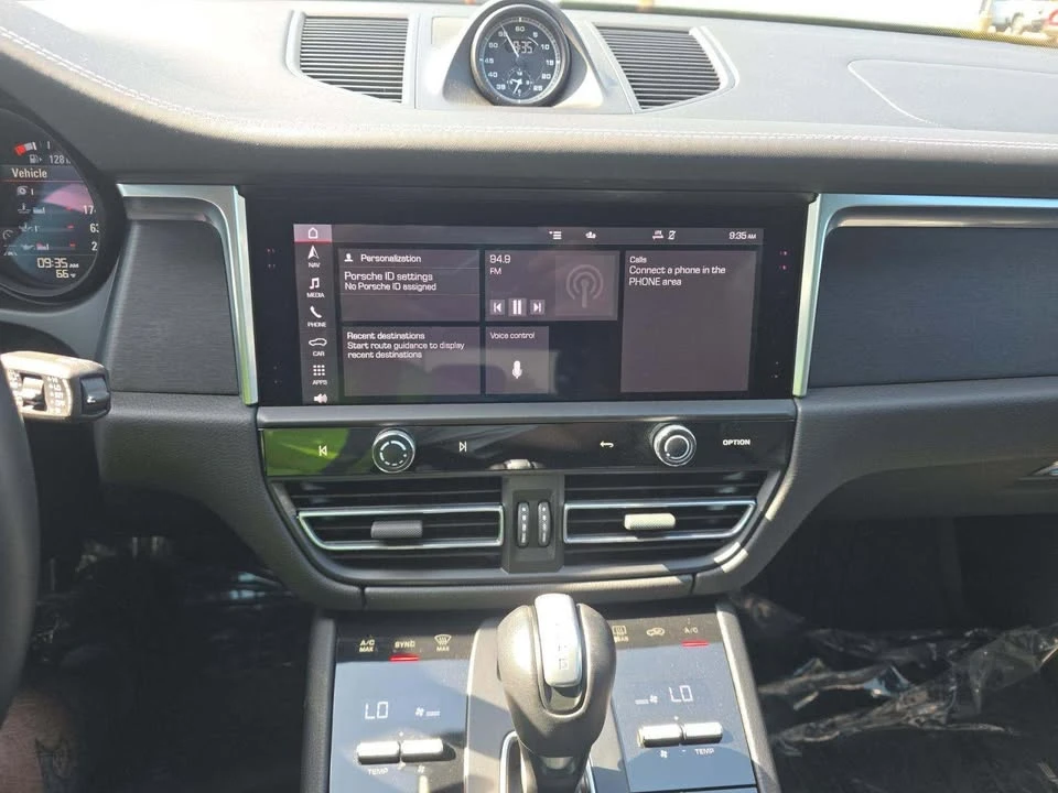 2022 Porsche Macan - Image 9 of 11