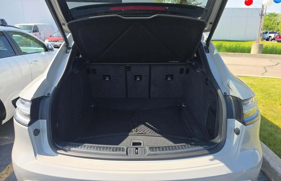2022 Porsche Macan - Image 7 of 11
