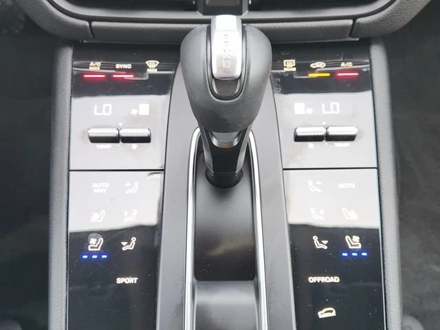 2022 Porsche Macan - Image 18 of 19