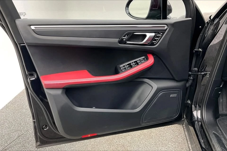 2022 Porsche Macan - Image 7 of 20