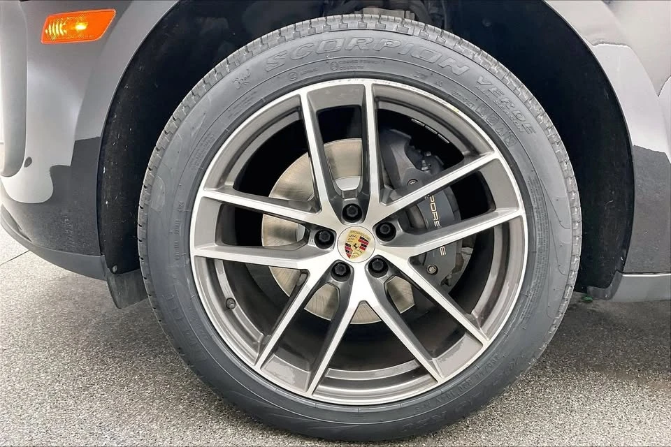 2022 Porsche Macan - Image 14 of 20