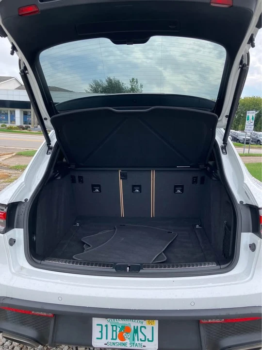 2022 Porsche Macan - Image 8 of 10