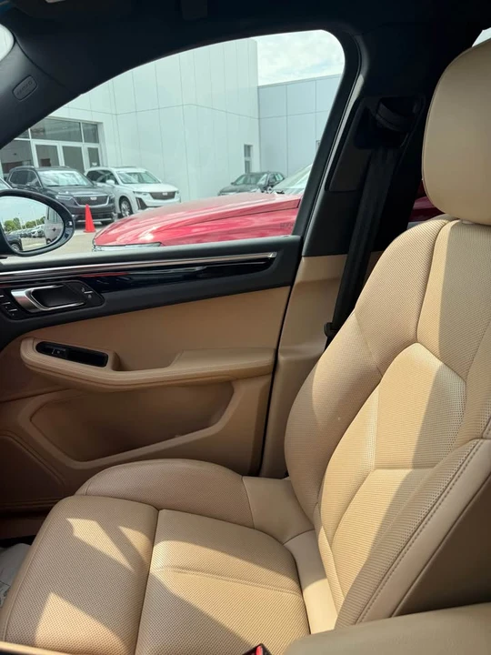 2022 Porsche Macan - Image 15 of 17
