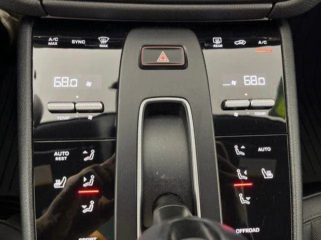 2022 Porsche Macan - Image 6 of 15