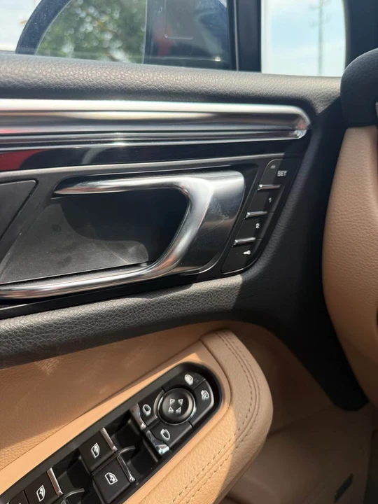 2022 Porsche Macan - Image 16 of 17
