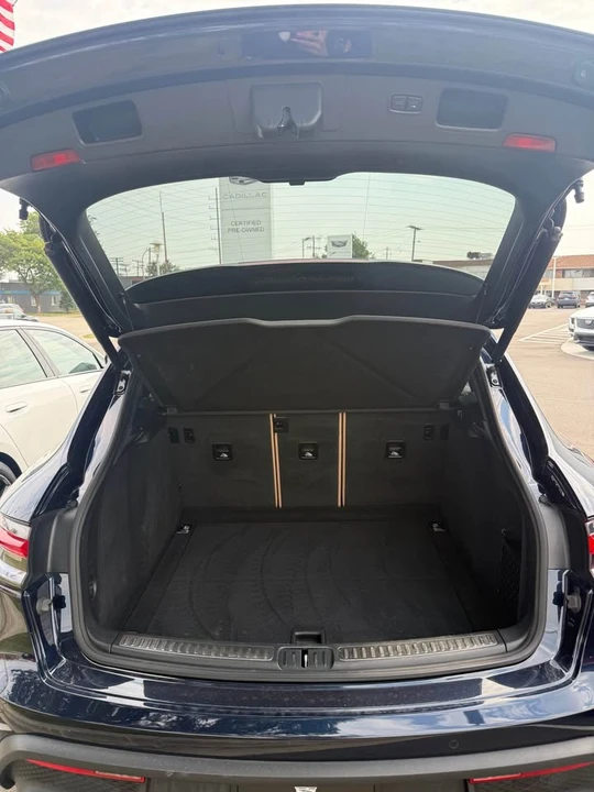 2022 Porsche Macan - Image 7 of 17