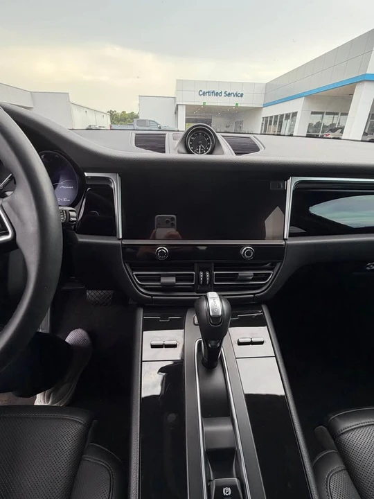 2022 Porsche Macan - Image 5 of 8