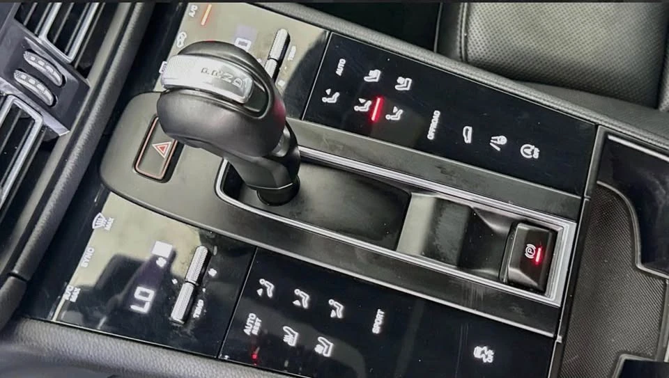 2022 Porsche Macan - Image 10 of 20