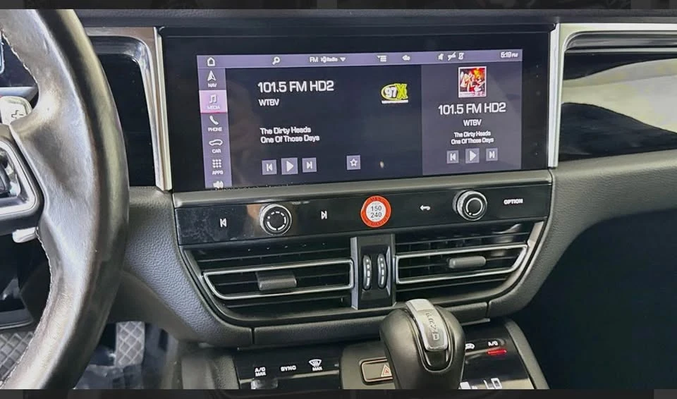 2022 Porsche Macan - Image 9 of 20