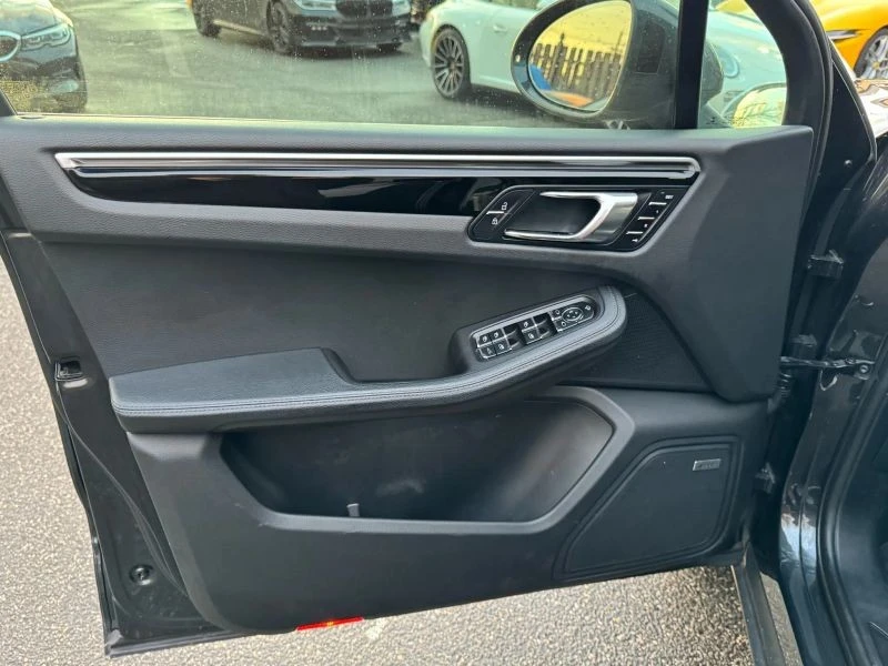 2022 Porsche Macan - Image 8 of 12