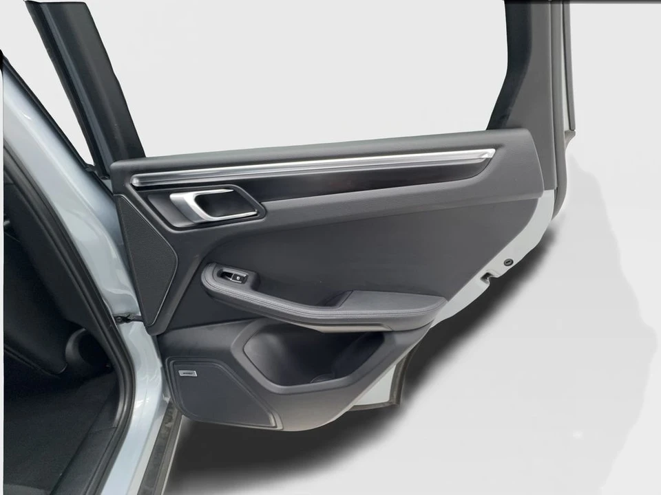 2022 Porsche Macan - Image 30 of 31