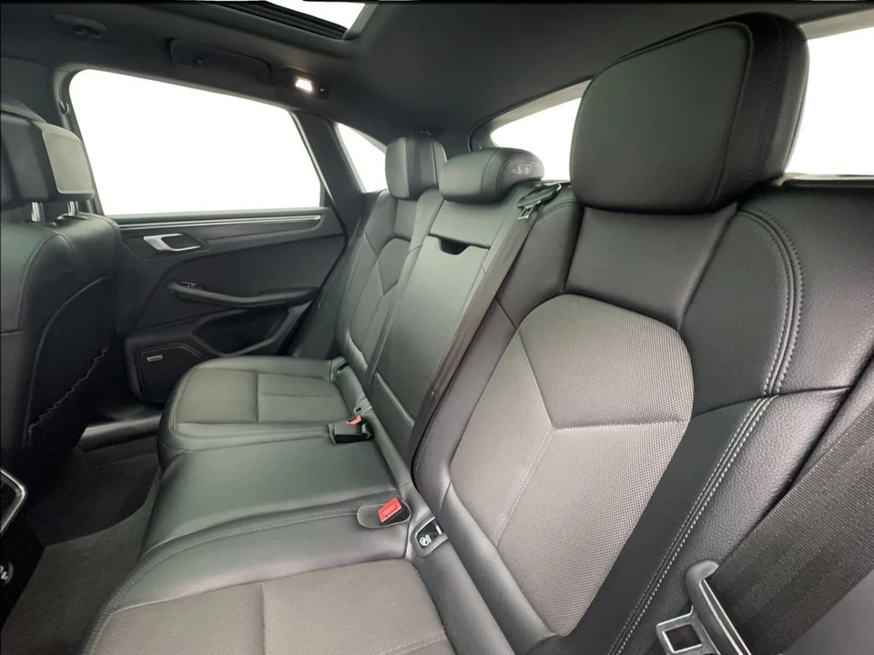 2022 Porsche Macan - Image 25 of 31