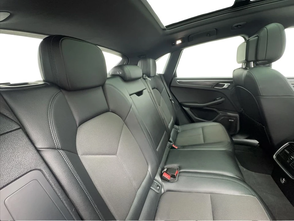 2022 Porsche Macan - Image 27 of 31