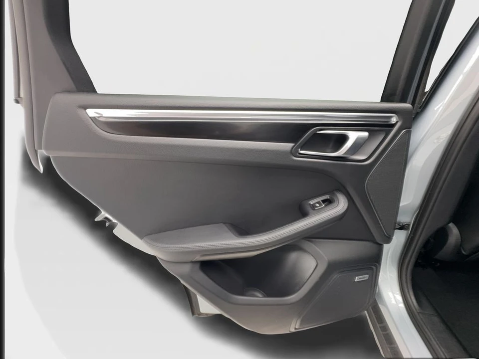 2022 Porsche Macan - Image 26 of 31