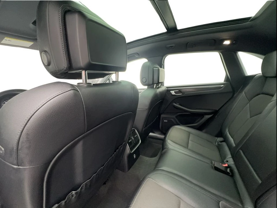 2022 Porsche Macan - Image 24 of 31