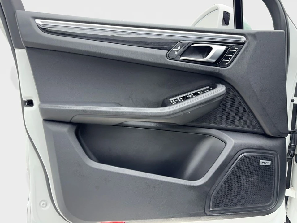 2022 Porsche Macan - Image 25 of 31