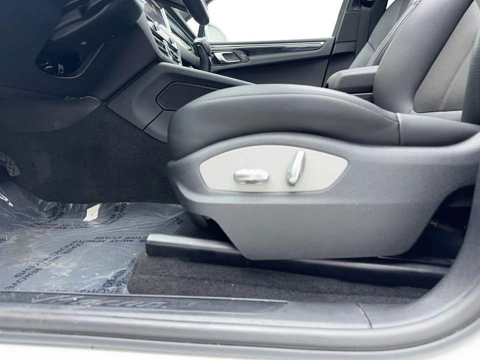 2022 Porsche Macan - Image 26 of 31