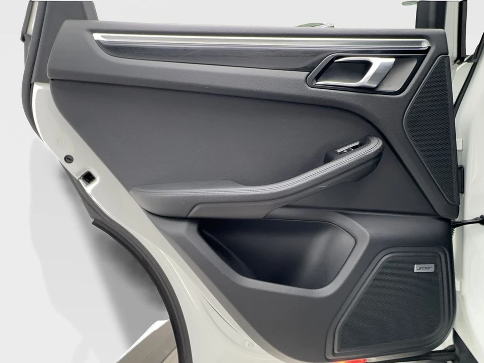 2022 Porsche Macan - Image 27 of 31