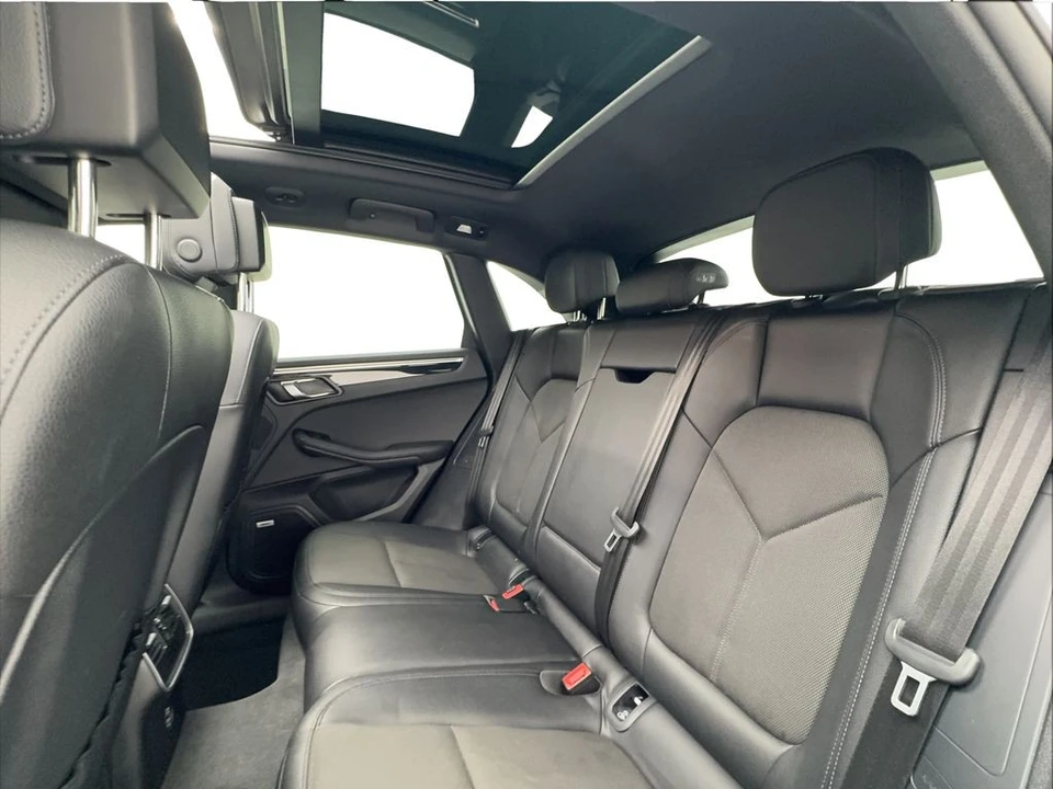 2022 Porsche Macan - Image 19 of 31