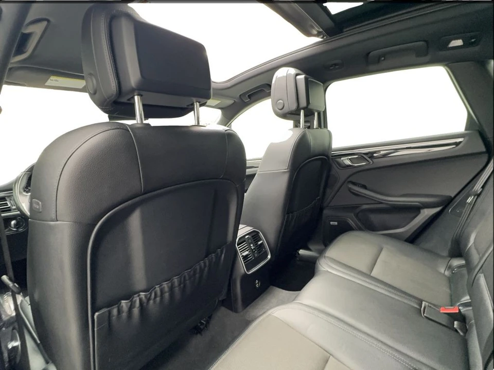 2022 Porsche Macan - Image 18 of 31