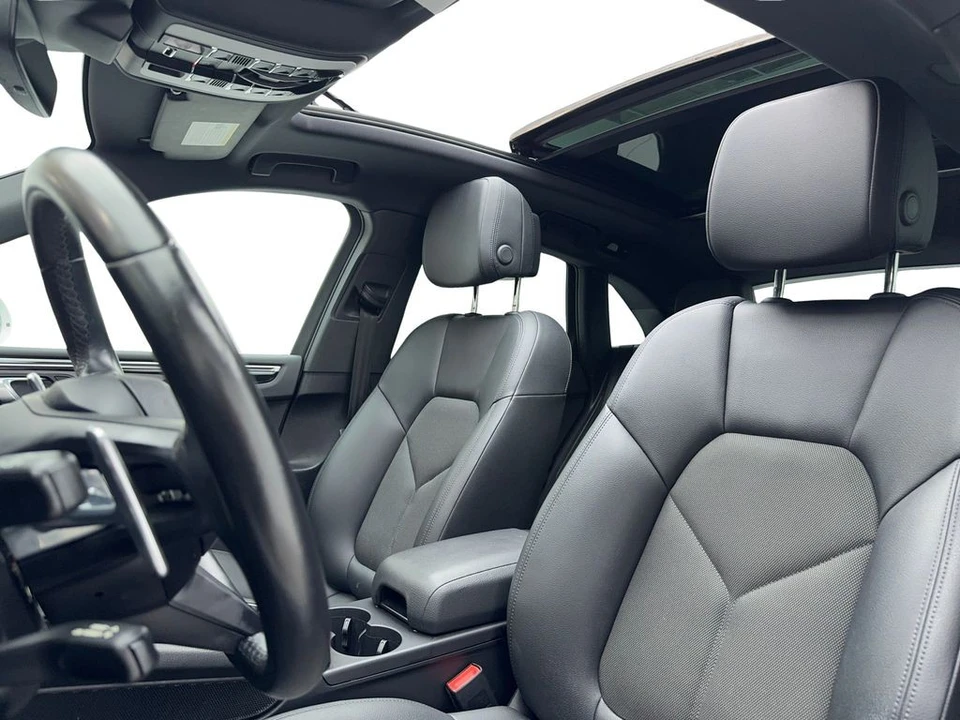 2022 Porsche Macan - Image 16 of 31
