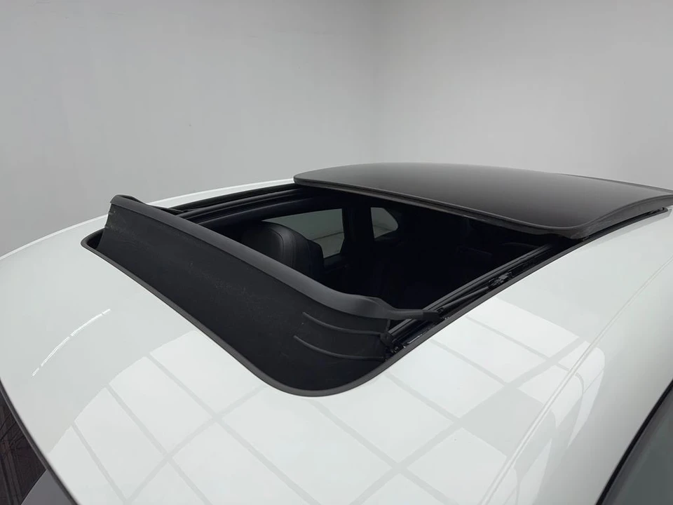 2022 Porsche Macan - Image 13 of 21