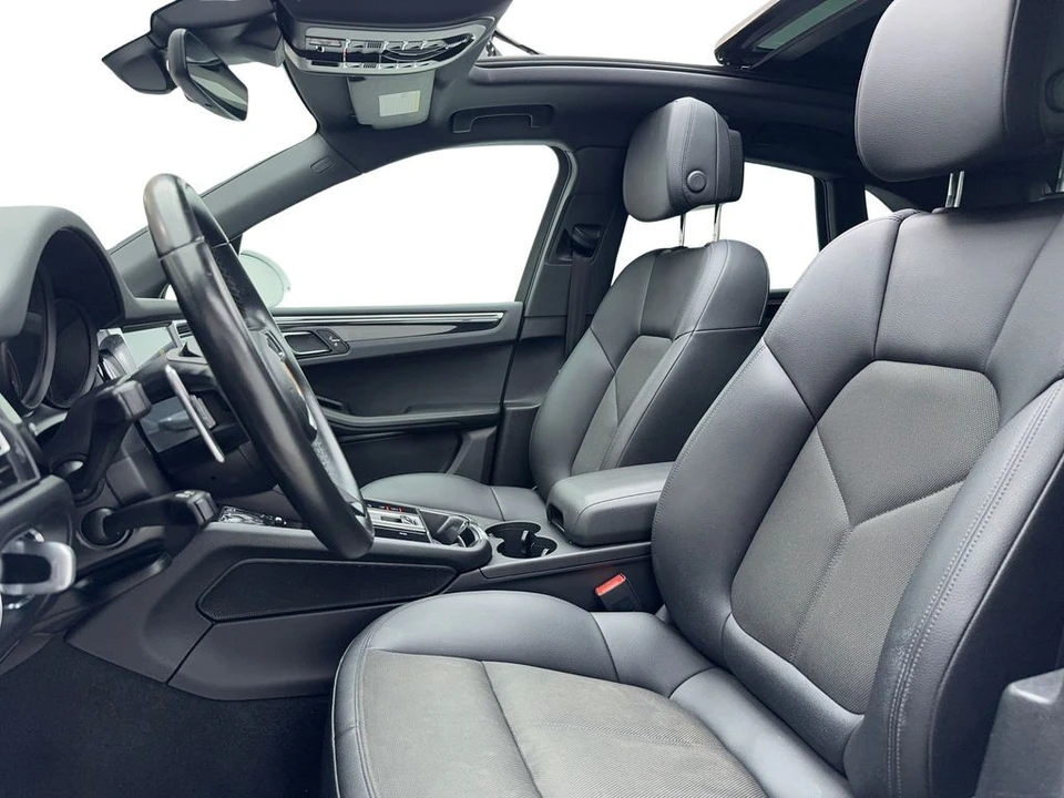 2022 Porsche Macan - Image 17 of 31
