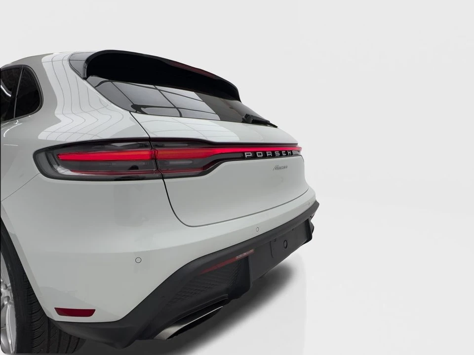 2022 Porsche Macan - Image 11 of 31