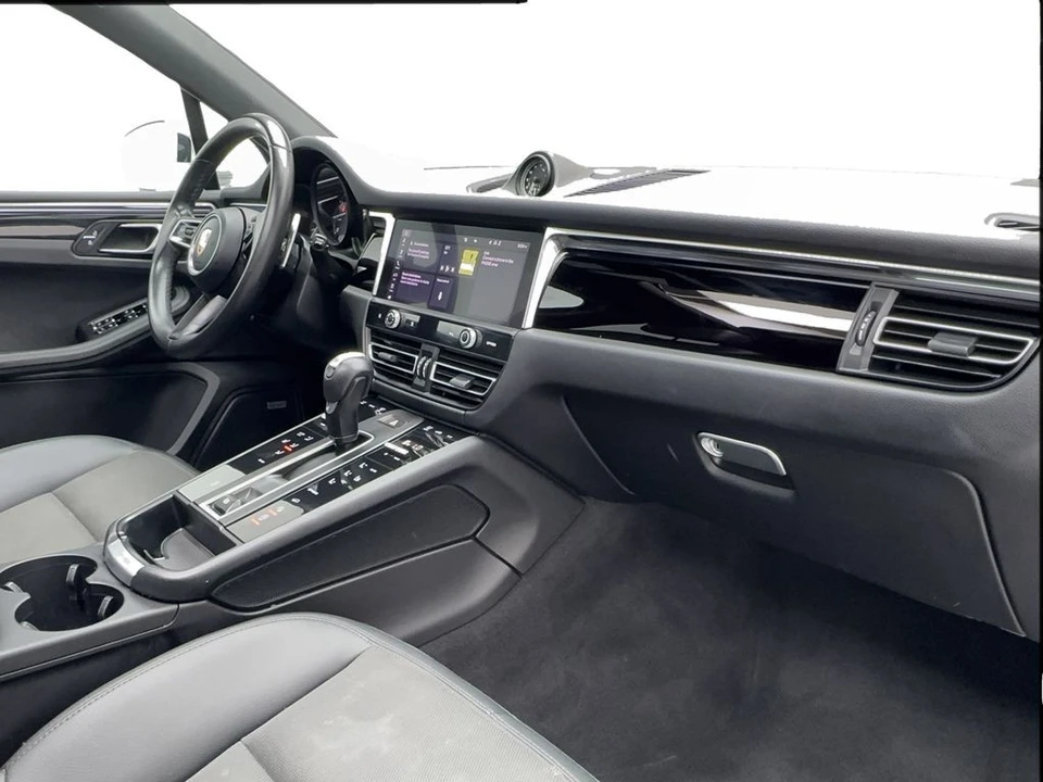 2022 Porsche Macan - Image 24 of 31