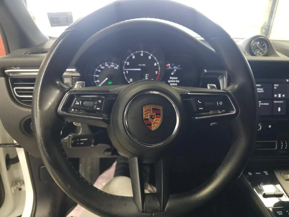 2022 Porsche Macan - Image 8 of 10