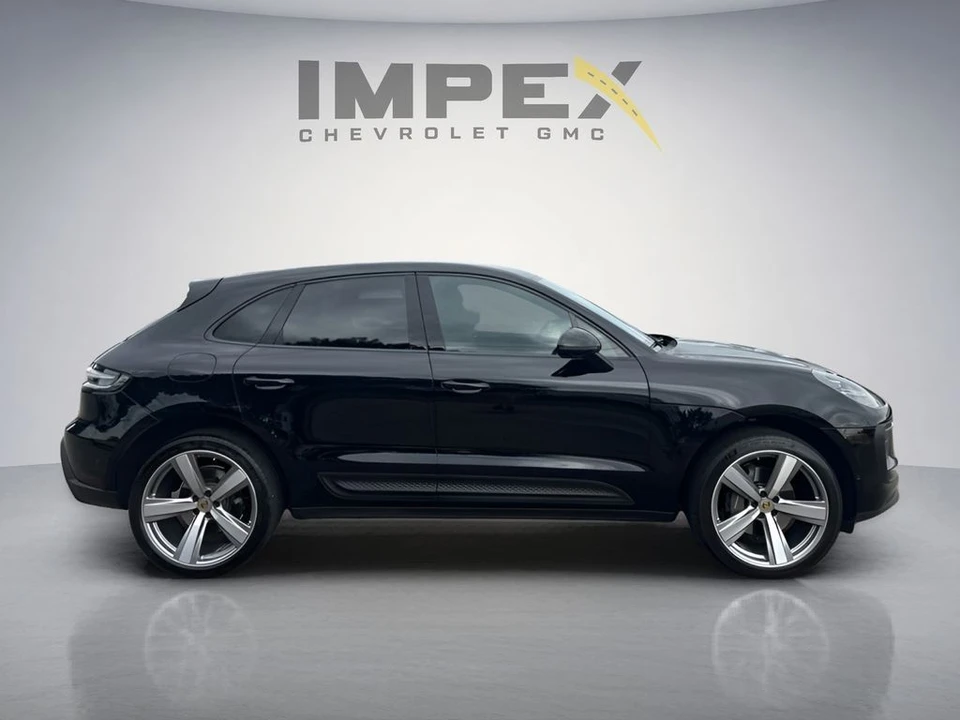 2022 Porsche Macan - Image 7 of 31