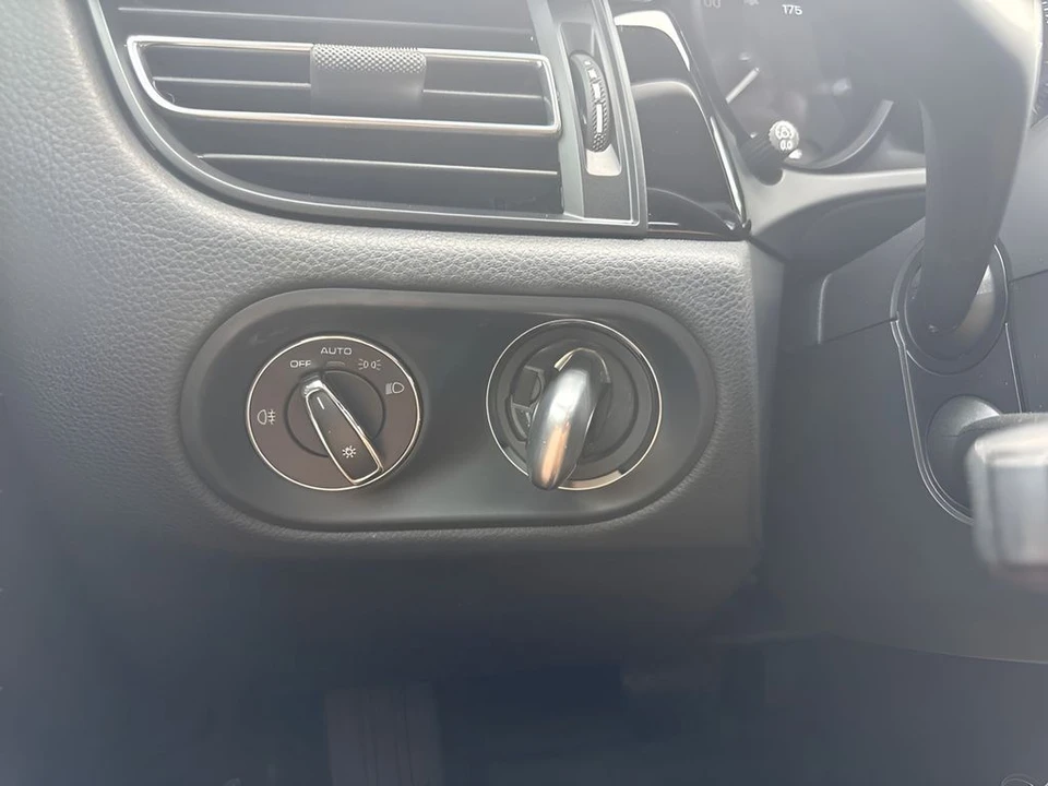 2022 Porsche Macan - Image 25 of 31