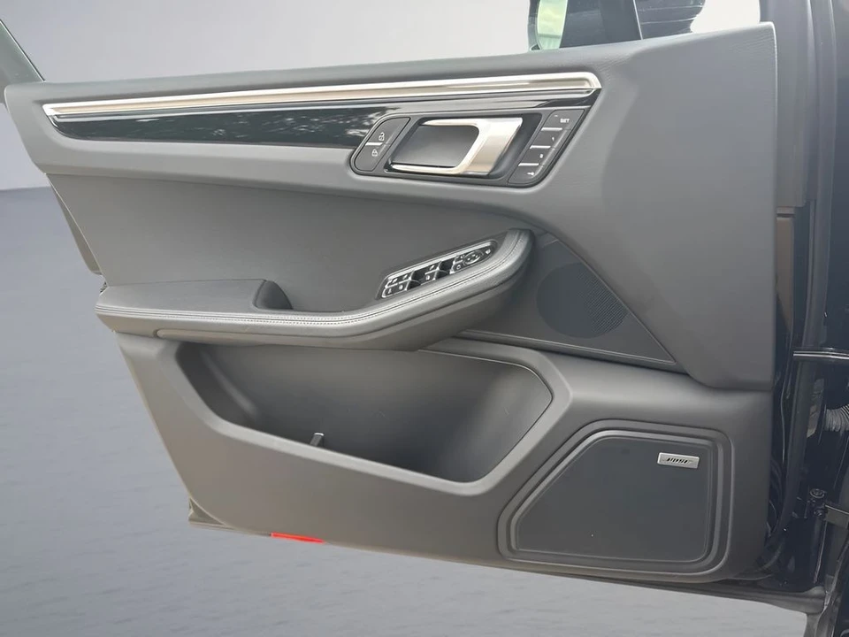 2022 Porsche Macan - Image 29 of 31