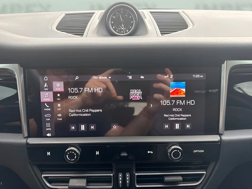 2022 Porsche Macan - Image 21 of 31