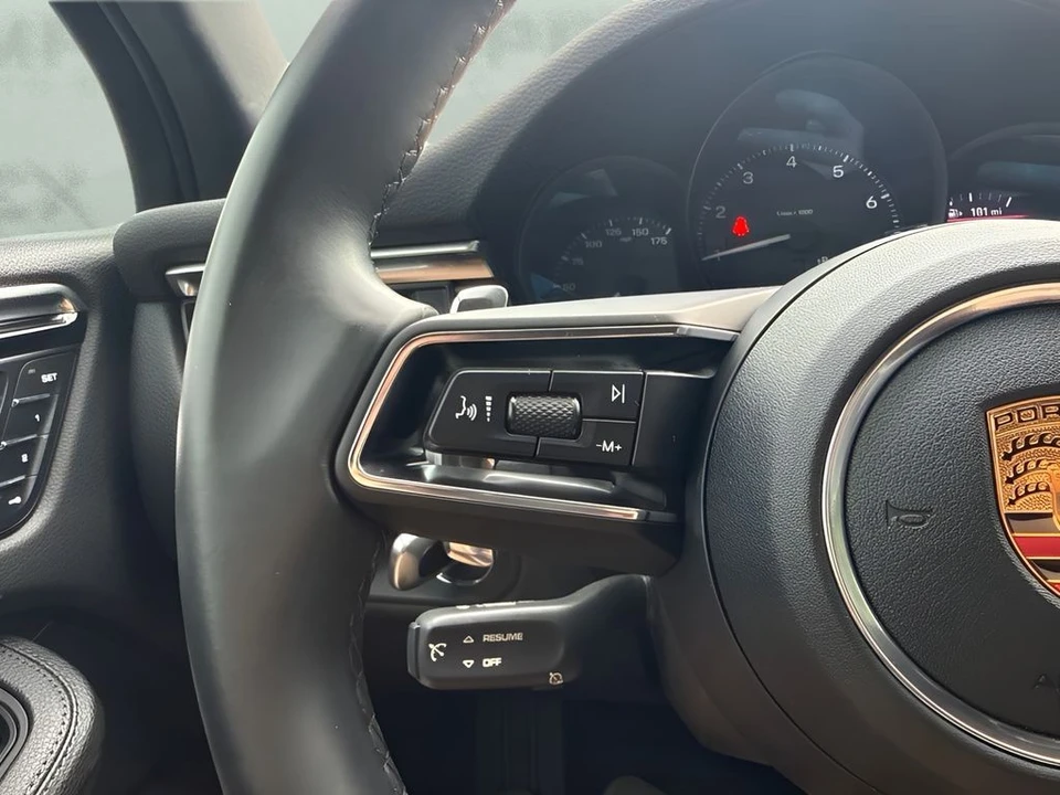 2022 Porsche Macan - Image 18 of 31
