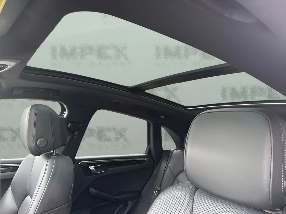 2022 Porsche Macan - Image 13 of 31