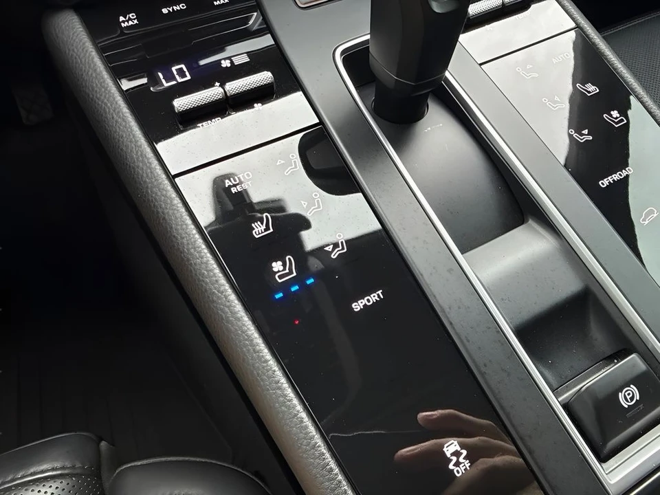 2022 Porsche Macan - Image 24 of 31