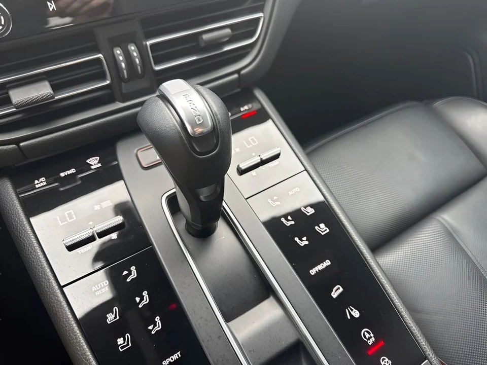 2022 Porsche Macan - Image 20 of 31